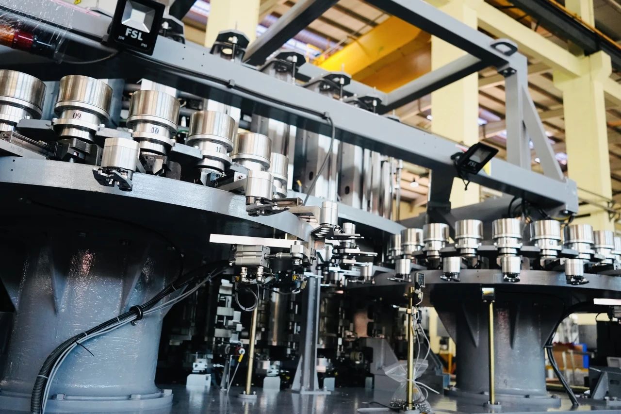 里程碑时刻！太阳成集团tyc138引领亚洲首台自制72000BPH高速吹贴灌旋